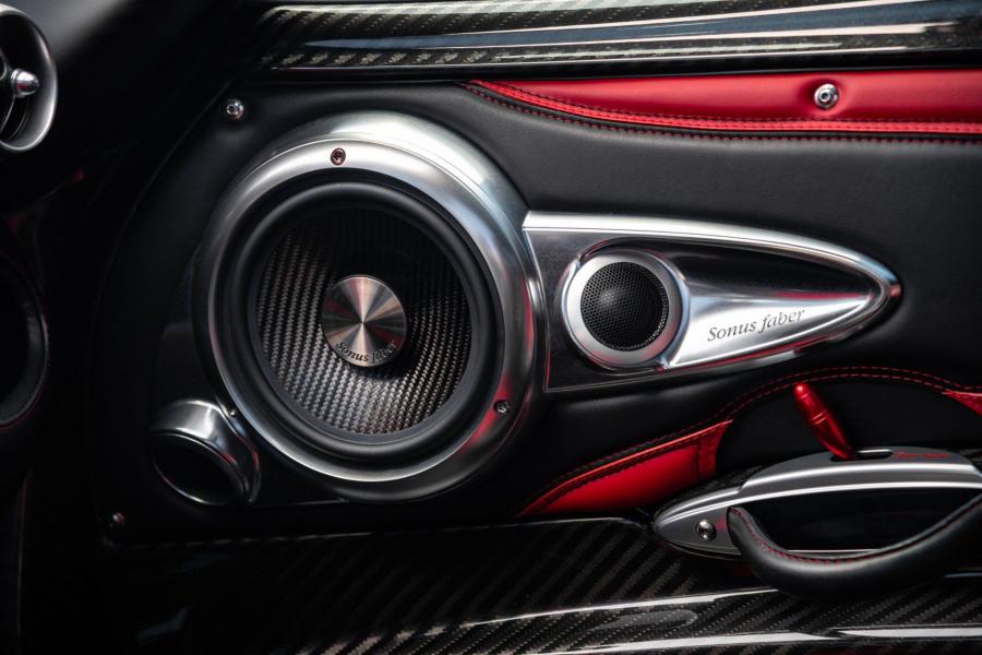 Детали интерьера Pagani Huayra Red Carbon 2014 года  (фото 7 из 26)